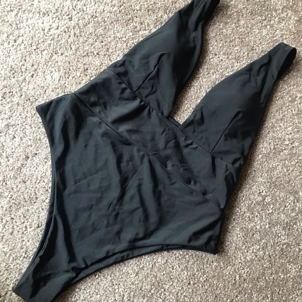 🌚Deep cut, cheeky one piece